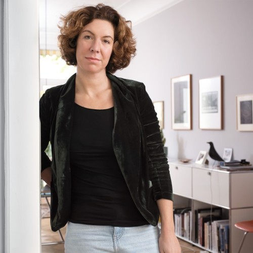 Kristina Jeromin lehnt am Türrahmen 