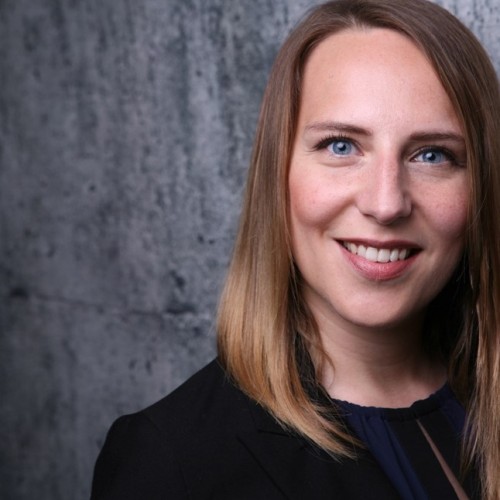 Weibliche Person mit blauen Augen und mittellangen Haaren